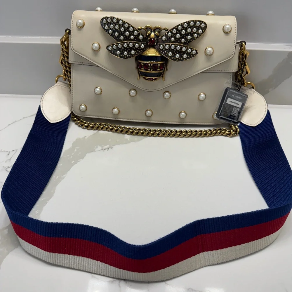 Gucci Queen Bee Shoulder Bag with Gold Chain and Bee Embellishment with COA - Picture 1 of 10